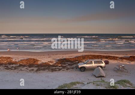 Campeggio sulla spiaggia, coperto di alghe, Golfo del Messico, Mustang Island state Park, Gulf Coast, Texas, Stati Uniti Foto Stock