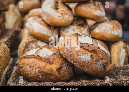 Un mucchio di pane fresco fatto di farina intera. Sfondo croccante e sfocato. Il Mercato, Gerusalemme. Foto Stock