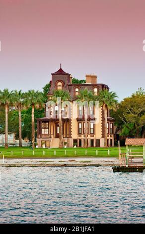 Fulton Mansion, secondo stile impero francese (1877), sito storico statale, all'alba, sopra Aransas Bay, Golfo del Messico, Gulf Coast, Rockport, Texas, Stati Uniti Foto Stock