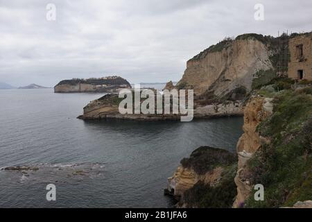 Napoli - Baia di Trentaremi dal Parco Archeologico di Pausilypon Foto Stock