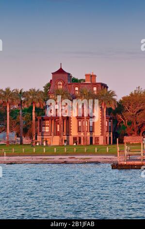 Fulton Mansion, secondo stile impero francese (1877), sito storico statale, all'alba, sopra Aransas Bay, Golfo del Messico, Gulf Coast, Rockport, Texas, Stati Uniti Foto Stock