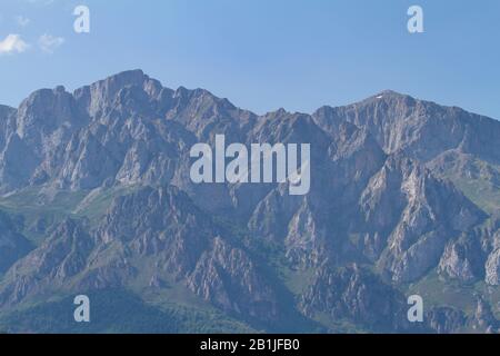 Potes, Cantabria/Spagna; 03 Agosto 2015. Le prime cime di Picos de Europa a Potes. Foto Stock