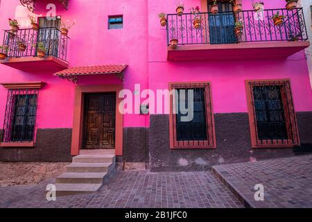 Case coloniali colorate nel centro storico di Guanajuato. Vicoli colorati e stradine strette nella città di Guanajuato, Messico. Stile Coloniale Spagnolo. Foto Stock