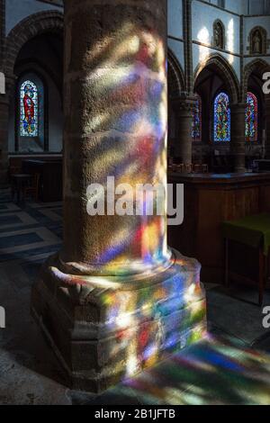 Mortain, Stiftskirche St-Evroult. Innen. Lichtspiel auf einer Säule Foto Stock