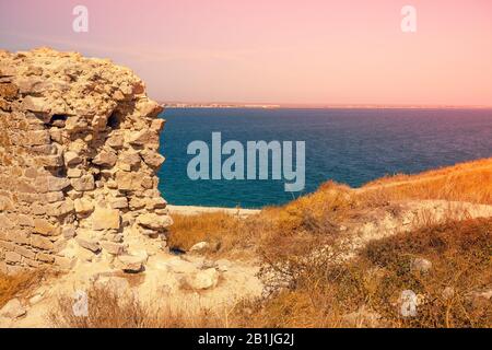 Rovine della fortezza genovese di Caffa (Feodosia) Crimea. Vista sul mare e sulla città di Feodosia dal monte. Natura del mare paesaggio Foto Stock