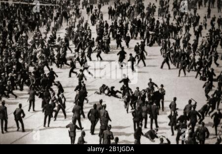 26 agosto 1913: A seguito di un blocco, i membri del James Larkin's Irish Transport e General Workers' Union impiegati dalla Dublin United Tramways Company iniziano a colpire azione in violazione del licenziamento dei membri sindacali. Durante una dimostrazione a Sackville Street (ora o'Connell Street) organizzata dal sindacato il 31 agosto, la Dublin Metropolitan Police ha ucciso un dimostratore e ferito 400 nel disperdere una dimostrazione a Sackville Street (Dublino). Foto Stock