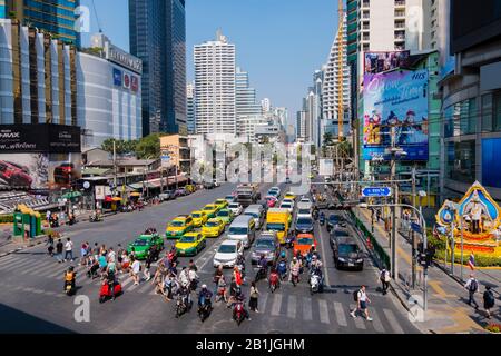 Asok Monttri Road, all'angolo di Sukhumvit Road, Sukhumvit, Bangkok, Tailandia Foto Stock