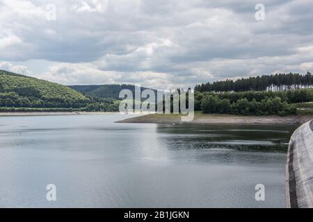 Diga di Bigge vicino ad Attendorn in estate Foto Stock