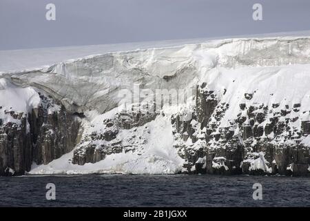 Costa rocciosa con ghiacciaio, Norvegia, Svalbard Foto Stock