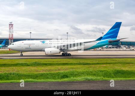 Giacarta, Indonesia – 28 gennaio 2018: Aereo Garuda Indonesia Airbus A330 all'aeroporto di Giacarta (CGK) in Indonesia. Airbus è un manu aereo europeo Foto Stock