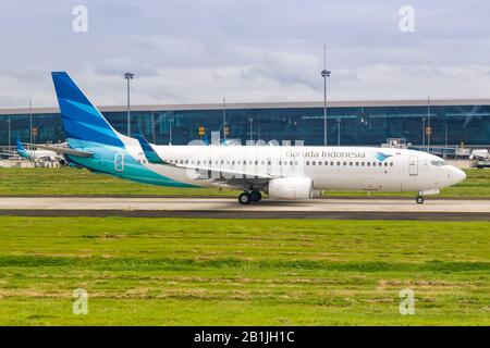 Giacarta, Indonesia – 28 gennaio 2018: Aereo Boeing 737 Garuda Indonesia all'aeroporto di Giacarta (CGK) in Indonesia. Boeing è un manu americano di aeromobili Foto Stock