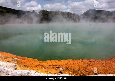 Piscina termale, nota anche come Champagne pool, Waiotapu, North Island, Nuova Zelanda Foto Stock