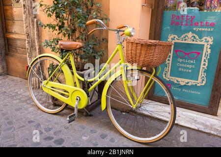 Bicicletta con cesto a Roma Foto Stock