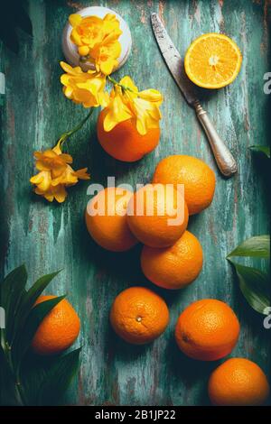 Flatlay sfondo alimentare - svuotare la tavola di legno con la menta arance e coltello, con copia spazio per il testo Foto Stock