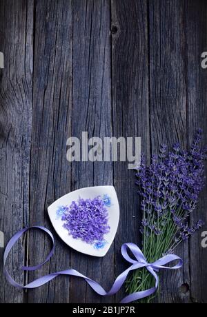 vuoto sfondo rustico in legno con fiori viola lavanda, nessuno Foto Stock