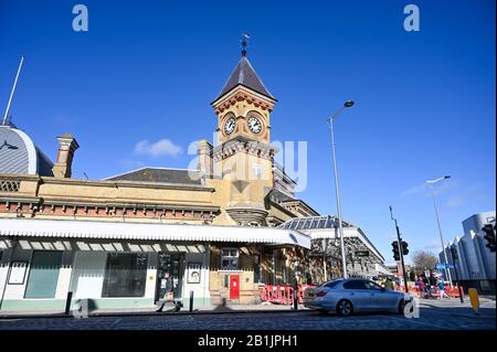 Eastbourne East Sussex Inghilterra Regno Unito - esterno della stazione ferroviaria di Eastbourne Foto Stock