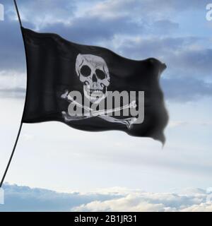 Bandiera pirata, Jolly Roger, infranta contro il cielo. Cranio e croce bandiera nera Foto Stock