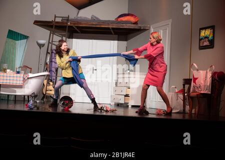 Helen Barke (Als Jill Tanner), Julia Biedermann (Als Mrs Baker), Foto Stock