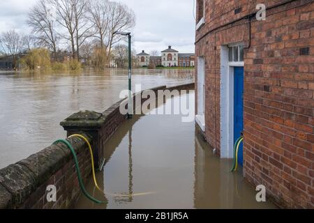 Shrewsbury, Shropshire 25 Febbraio 2020. Livelli d'acqua senza precedenti sul fiume Severn ha causato gravi inondazioni in tutta Shrewsbury. Foto Stock