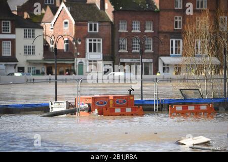 Pompe per acqua ad alto volume installate per affrontare l'aumento di acqua a Bewdley, Worcestershire, sedersi sommerso in acqua alluvione, dopo che le difese temporanee alluvione sono stati violati durante la notte, come il fiume Severn rimane alto, con avvisi di ulteriori inondazioni in tutto il Regno Unito. Foto Stock