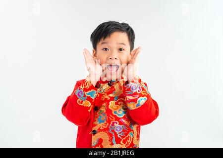 Ritratto di un ragazzino asiatico che guarda estremamente sorpreso con la bocca aperta e le mani sul viso Foto Stock
