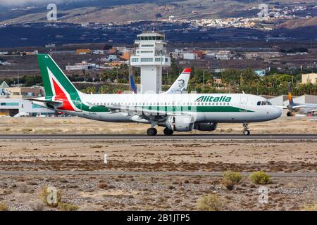 Tenerife, Spagna – 23 novembre 2019: Aeromobile Airbus A320 Italia all'aeroporto di Tenerife Sud (TFS) in Spagna. Airbus è un costruttore europeo di aeromobili Foto Stock