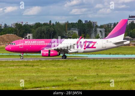 Varsavia, Polonia – 29 maggio 2019: Aereo WizzAir Airbus A320 all'aeroporto di Varsavia (WAW) in Polonia. Airbus è un produttore europeo di aeromobili con sede a Tou Foto Stock