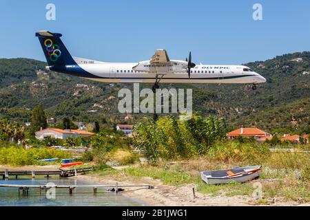 Skiathos, Grecia – 30 luglio 2019: Aereo olimpico Bombardier DHC-8-400 all'aeroporto di Skiathos (JSI) in Grecia. Foto Stock