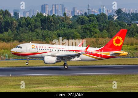 Chengdu, Cina – 22 settembre 2019: Aeromobile Airbus A319 di Chengdu Airlines all'aeroporto di Chengdu (CTU) in Cina. Airbus è una fabbrica europea di aeromobili Foto Stock
