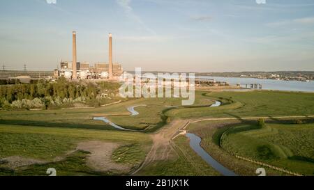 Tilbury Power Stations, Essex. Le centrali a carbone smantellate con tralicci che alimentano l'energia nella rete elettrica della rete elettrica della rete elettrica della rete nazionale britannica. Foto Stock