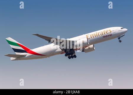 Hong Kong, Cina – 20 settembre 2019: Aereo Emirates SkyCargo Boeing 777-F all'aeroporto di Hong Kong (HKG) in Cina. Boeing è un aereo americano Foto Stock