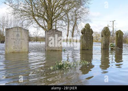 Severn Stoke, Worcestershire, Regno Unito. 26 febbraio 2020. Il piccolo borgo di Severn Stoke nel Worcestershire è stato circondato da inondazioni dopo che il fiume Severn ha scoppiato le sue rive. La chiesa di St. Denys è stata completamente circondata da inondazioni e il cimitero è stato sommerso di lapidi che si innalzano sopra il livello dell'acqua. Il fiume Severn dovrebbe continuare a risalire fino a mercoledì sera tardi. Credito: Interrompi stampa Media/Alamy Live News Foto Stock