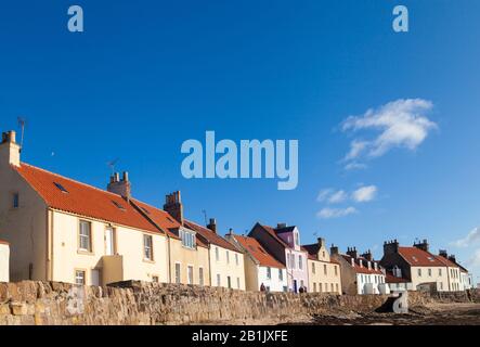 Cottage tradizionali sul lungomare di Pittenweem nella East Neuk della Scozia Foto Stock