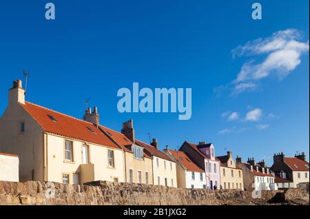 Cottage tradizionali sul lungomare di Pittenweem nella East Neuk della Scozia Foto Stock