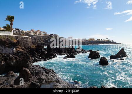 Camminando lungo la costa vicino a Puerto de Santiago, Tenerife, Isole Canarie, Spagna Foto Stock