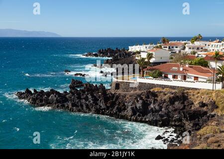 Camminando lungo la costa vicino a Puerto de Santiago, Tenerife, Isole Canarie, Spagna Foto Stock