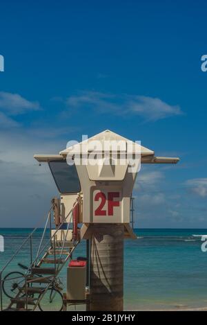 Lifeguard Station a Waikiki Hawaii Con Turchese Oceano sullo sfondo Foto Stock