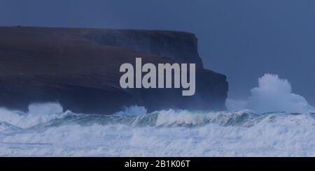 Mari tempestosi a Birsay, Orkney Isles Foto Stock