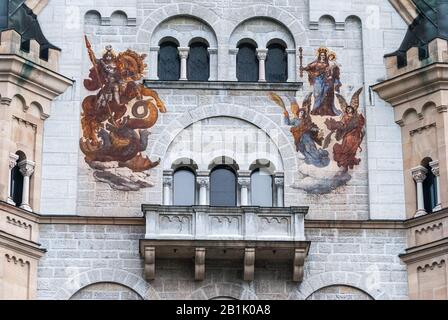 Fussen, Germania – 29 Giugno 2016. Mura del palazzo del castello di Schloss Neuschwanstein con gli affreschi di Patrona Bavariae e San Giorgio, finestra Foto Stock