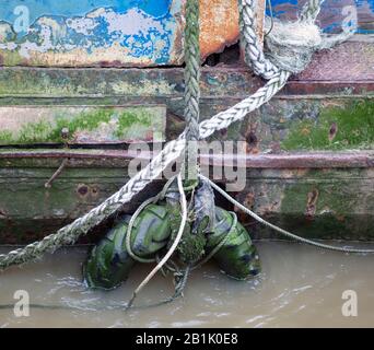 Parafango pneumatico legato al ferry Royal Iris derelict Foto Stock