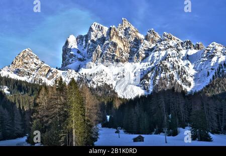 La cima di Vallandro si affaccia sulla piccola pista da sci nei boschi Foto Stock