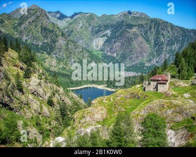 Il lago di Antrona visto dalla diga del lago di Campliccioli superiore situato a 1352 metri di altezza Foto Stock