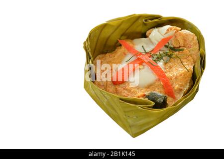 Pesce al vapore con pasta di curry ripieni di gelso indiano in crema di cocco su sfondo bianco Foto Stock