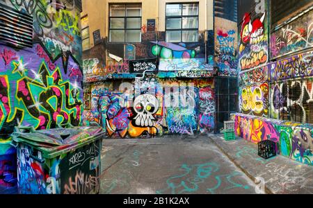 Vicolo posteriore strada grungy via piena di graffiti e tagging, Hosier Street, Melbourne Lanes, Melbourne, Victoria, Australia Foto Stock