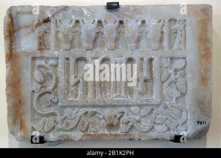 Culture pre-islamiche. Lastra con iscrizione. Fiori e fauna. 2nd secolo DC. Yemen. Museo Archeologico Di Istanbul. Turchia. Foto Stock