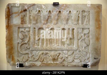 Culture pre-islamiche. Lastra con iscrizione. Fiori e fauna. 2nd secolo DC. Yemen. Museo Archeologico Di Istanbul. Turchia. Foto Stock