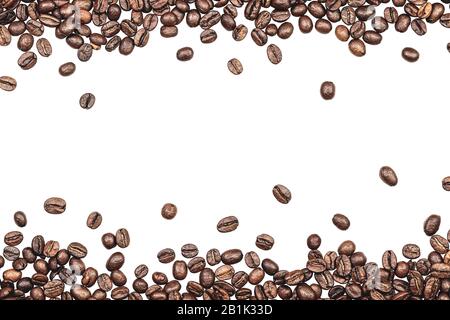 Chicchi di caffè neri sparsi sulla parte superiore e inferiore isolati su uno sfondo bianco. Foto Stock