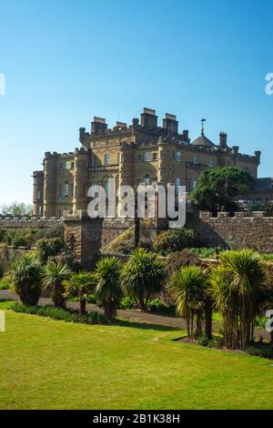 Vista del castello e dei giardini di Culzean sulla costa dell'Ayrshire in Scozia Foto Stock