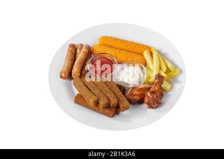 Crostini di antipasti caldi dal pane di segale, un set di salsicce, bastoncini di formaggio in panatura, pezzi di pollo, patatine fritte, salsa maionese, catrame, ketchup Foto Stock