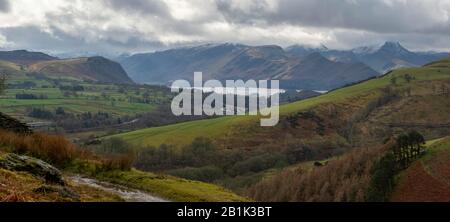 Vista invernale verso Keswick, Derwent Acqua e le colline circostanti da Blencathra Cadde sulle pendici inferiori di Blencathra Foto Stock